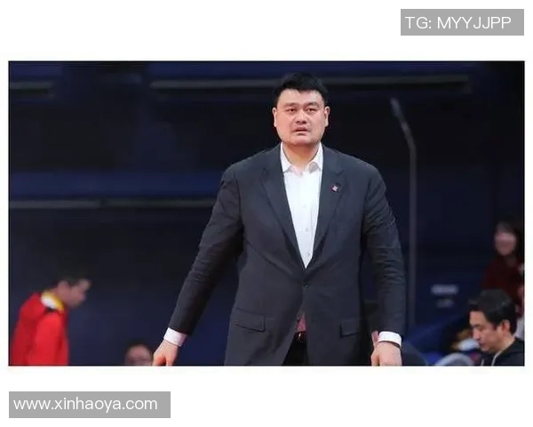 姚明在赛场上挑衅对手引发热议球迷热情高涨期待精彩对决