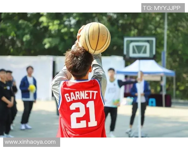 篮球明星头戴时尚帽子展现个性风采引领潮流新风尚